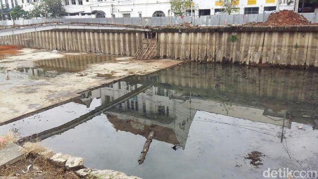 Melihat Lokasi Penemuan Pondasi Pintu Air Abad 18 di Kota Tua