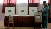 Warga di RT 07 RW 05 Kelurahan Kalibata, Jakarta Selatan melakukan pemilihan ulang. Meski di tengah guyuran hujan, mereka tampak antusias mengikuti proses pencoblosan.