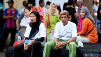 Sejumlah warga yang hadir terlihat sangat semringah.