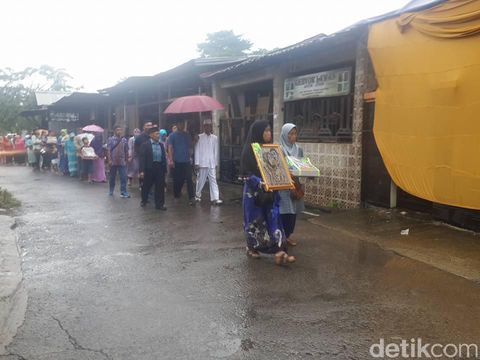 Demi Ijab Kabul Mempelai Pria Ini Terjang Banjir Bekasi