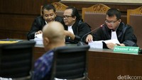 Penasehat hukum Putu Sudiartana berdiskusi di sela-sela sidang.