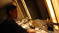 Bahkan toilet di dalam lounge juga ditata sedemikian rupa hingga tampil menawan dengan tema serba emas (Firdaus/detikTravel)