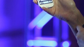 Di masanya, Galaxy S3 tergolong Android sangat canggih dan jagoan utama Samsung. Namun 4 tahun sudah berlalu, maka wajar jika banyak yang mempertanyakan mengapa Donald Trump masih memakai handset ini. Foto: Getty Images