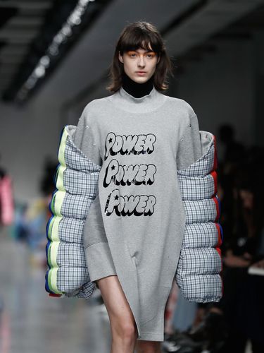 Unik, Ada Baju Penuh dengan Tempelan Kertas Post-it 