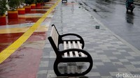 Kini trotoar terlihat lebih lapang. Trotoar ini berdiri dijalan yang dahulu sering dijadikan tempat ngetem taksi atau bajaj, hal ini cukup ampuh untuk mencegah supaya tidak menjadi tempat ngetem para kendaraan umum.