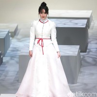 Koleksi busana Kursein Karzai yang mengangkat tema The Glory of Victorian Indonesia Fashion Week 2017 di Jakarta Convention Center. Senayan. Jakarta. [Foto: Mohammad Abduh/Wolipop]