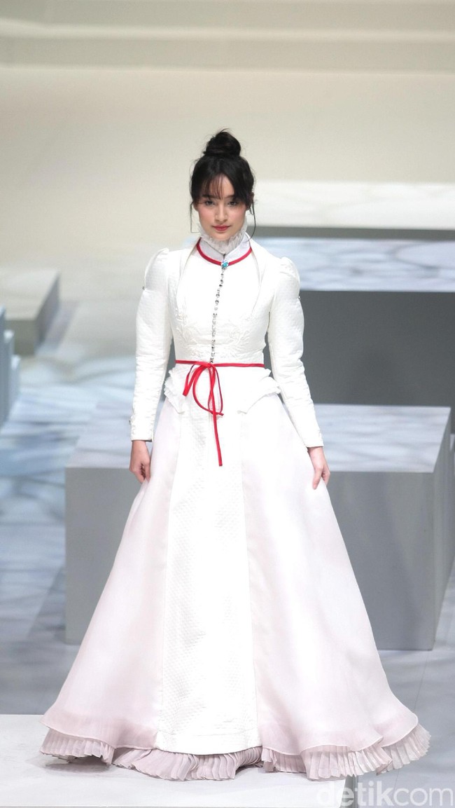 Koleksi busana Kursein Karzai yang mengangkat tema The Glory of Victorian Indonesia Fashion Week 2017 di Jakarta Convention Center. Senayan. Jakarta. [Foto: Mohammad Abduh/Wolipop]