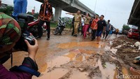 Ahok meninjau banjir di Cipinang Melayu, Jakarta Timur.