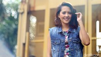 Ia terlihat cantik dan mempesona.