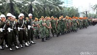 Apel pengamanan aksi 212 digelar di halaman gedung DPR.
