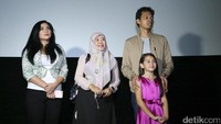 Fedi ditemani Sandrina dan Vitta Mariana serta sang penulis novel tersebut, Asma Nadia. Hanif Hawari/detikHOT