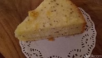 Lemon chia cake yang terbuat dari campuran chia seed ini punya tekstur empuk dan juga fluffy. Rasa manisnya seimbang dan tak terlalu asam.