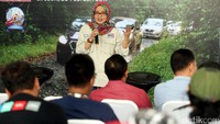 Para risers mendapat pengarahan sebelum melakukan perjalanan.