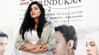 Ia mengurai rambut panjangnya tersebut kala hadir di acara film produksi MD itu. Hanif Hawari/detikHOT