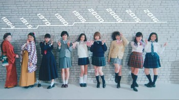 Video iklan besutan operator DoCoMo ini menampilkan berbagai pose imut pelajar sekolah dari masa ke masa. Dalam iklan, DoCoMo menggandeng personil idol group Tokyo Permance Doll. Foto: screenshot YouTube