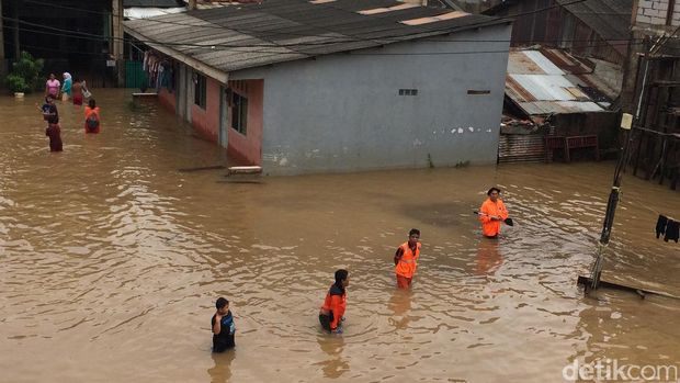 Ahok kunjungi korban banjir di Cipinang Muara