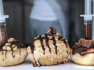 Hmm.. Yummy! Donat dengan Es Krim dan Lelehan Saus Legit