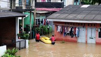 Polisi menyusuri gang-gang di Cipinang Melayu untuk mengevakuasi warga.