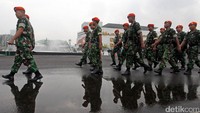 Prajurit TNI mengikuti apel pengamanan aksi 212 di gedung DPR, Jakarta, Senin (20/2/2017).
