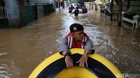 Polisi mengerahkan perahu karet untuk mengevakuasi warga.