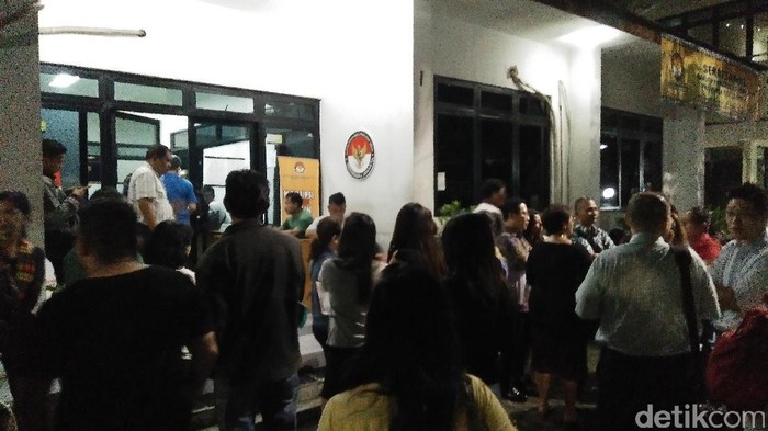 Puluhan Orang Datangi Bawaslu DKI, Lapor Tak Bisa Mencoblos