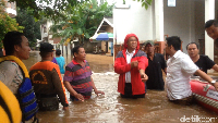 Anies saat mengunjungi lokasi banjir.
