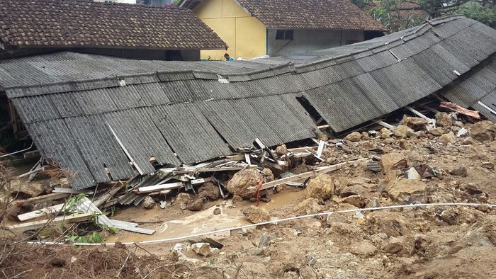 Tebing Longsor Timpa Kandang Ayam dan Rumah Warga di Tasikmalaya