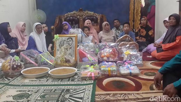 Demi Ijab Kabul Mempelai Pria Ini Terjang Banjir Bekasi