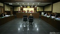 Dalam pledoinya, mantan anggota DPR itu juga bercerita mengenai masa kecilnya di Bali. Putu menuturkan bagaimana ia membiayai sekolahnya di tingkat SD-SMP dari hasil bekerja sebagai kuli jual pasir.