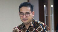 Brotoseno meninggalkan Pengadilan Tipikor, Jakarta.