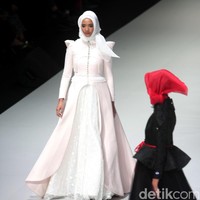 Koleksi busana Kursein Karzai yang mengangkat tema The Glory of Victorian Indonesia Fashion Week 2017 di Jakarta Convention Center. Senayan. Jakarta. [Foto: Mohammad Abduh/Wolipop]