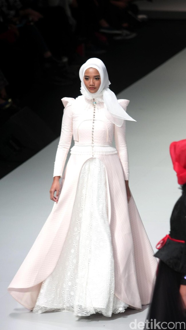 Koleksi busana Kursein Karzai yang mengangkat tema The Glory of Victorian Indonesia Fashion Week 2017 di Jakarta Convention Center. Senayan. Jakarta. [Foto: Mohammad Abduh/Wolipop]