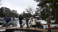 Sebagian besar air kolam membeku. Ada jembatan batu yang bisa membawa traveler melintasi kolam dan merupakan tempat favorit untuk berfoto (Firdaus/detikTravel)