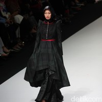 Koleksi busana Kursein Karzai yang mengangkat tema The Glory of Victorian Indonesia Fashion Week 2017 di Jakarta Convention Center. Senayan. Jakarta. [Foto: Mohammad Abduh/Wolipop]