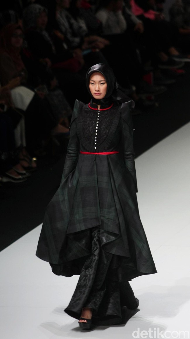 Koleksi busana Kursein Karzai yang mengangkat tema The Glory of Victorian Indonesia Fashion Week 2017 di Jakarta Convention Center. Senayan. Jakarta. [Foto: Mohammad Abduh/Wolipop]