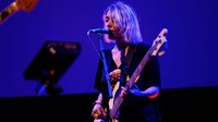 Jenny Lee tampak asik bergoyang dengan baju barong khas Bali. (Dok. Warpaint)