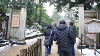 Meski di musin dingin, Taman Kenrokuen tetap dipenuhi oleh pengunjung. Traveler diharap membawa pakaian hangat karena suhu bisa turun mencapai di bawah nol derajat celsius (Firdaus/detikTravel)