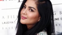 Pulasan lipstik merah dan detail makeup yang dikenakan Vitta di acara tersebut. Hanif Hawari/detikHOT
