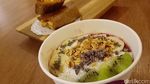 Dingin Menyehatkan Smoothies Bowl Acai Berry yang Asam Segar