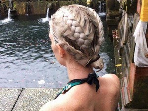 Sweet, Pria Ini Bangun Pagi-pagi Untuk Menata Rambut Istrinya