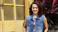 LALA tampil dengan vest jeans, floral dress dan sneaker putih.