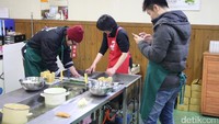 Traveler yang berkunjung bisa menyaksikan atau bahkan mencoba sendiri bagaimana caranya membuat salah satu contoh replika makanan hanya dengan membayar antara 800 - 3000 Yen  atau sekitar Rp 90 ribu hingga Rp 350 ribu (Firdaus/detikTravel)