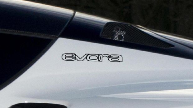 Lotus telah menciptakan Evora tribute to James Bond. Mobil ini memberi penghormatan terhadap mobil yang digunakan James Bond.