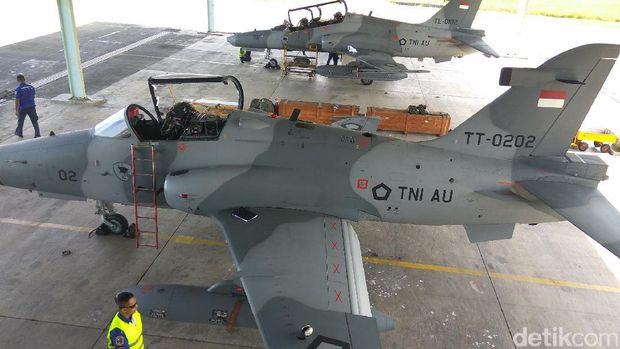 Pesawat Hawk latihan tempur di Aceh