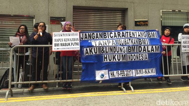 JBMI menggelar aksi di depan KJRI di Hong Kong