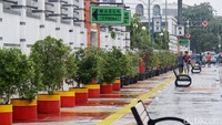 Tak hanya itu, beberapa kursi juga disediakan bagi para pejalan kaki yang melintas untuk sekedar istirahat.