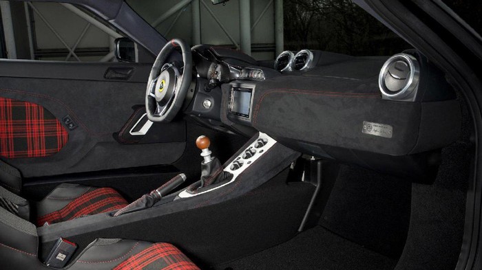 Lotus telah menciptakan Evora tribute to James Bond. Mobil ini memberi penghormatan terhadap mobil yang digunakan James Bond.