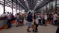 Kalau kita perhatikan, pembeli pasar tradisional ini membawa sendiri kantung dan kereta belanjaan. Beberapa pedagang memang tidak menyediakan kantong plastik. Ini seperti sudah menjadi satu kebiasaan warga lokal Sydney. Patut dicontoh! (Wahyu/detikTravel)