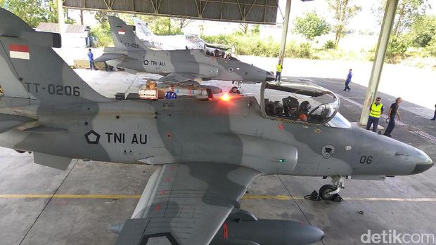 Pesawat Hawk latihan tempur di Aceh