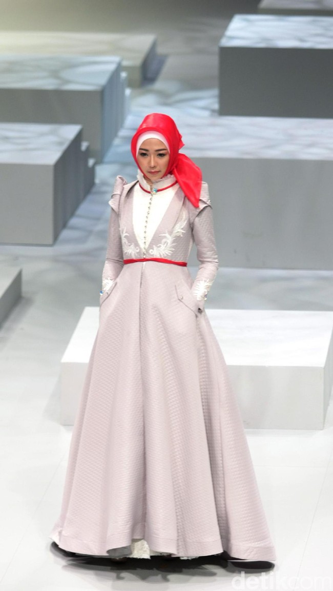 Koleksi busana Kursein Karzai yang mengangkat tema The Glory of Victorian Indonesia Fashion Week 2017 di Jakarta Convention Center. Senayan. Jakarta. [Foto: Mohammad Abduh/Wolipop]